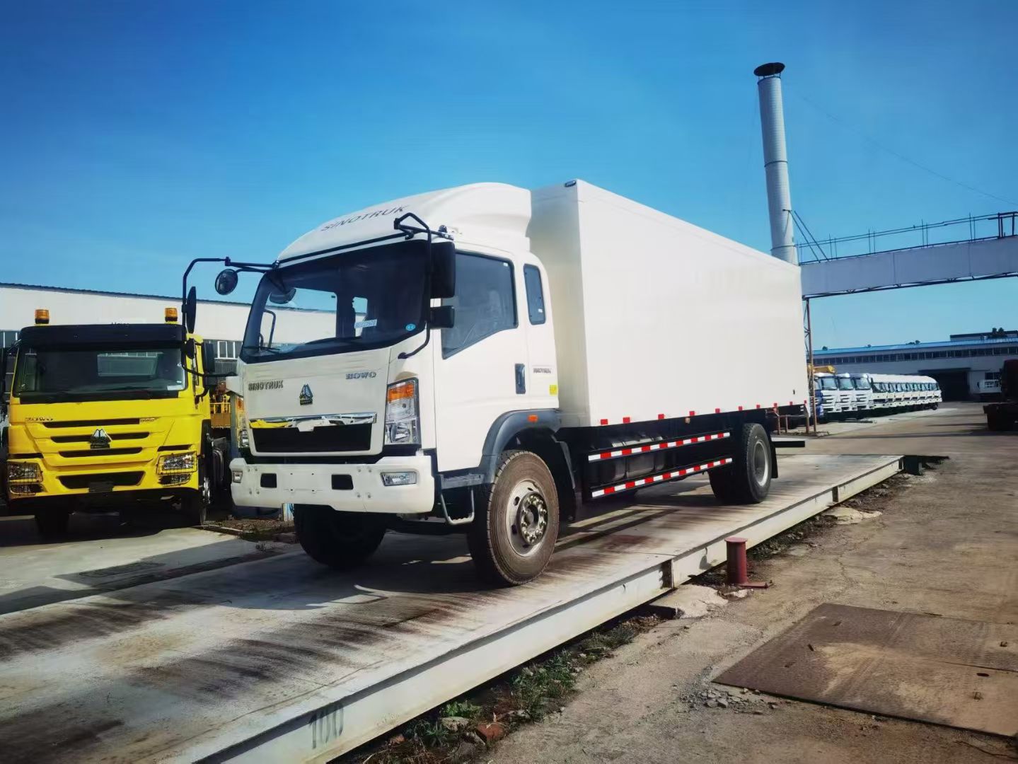 „Sinootruk Howo 4x2 VanBox“ krovinių sunkvežimis